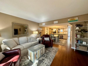 25 Ocean Club - Fully Renovated Villa with a Patio and Gas Grill, Just Steps to the Beach and Pool